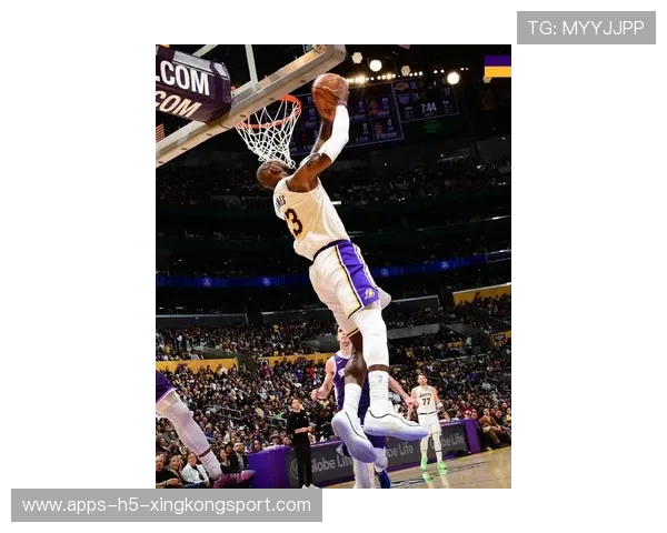 詹姆斯三分线外稳稳投中，湖人重新占据主动